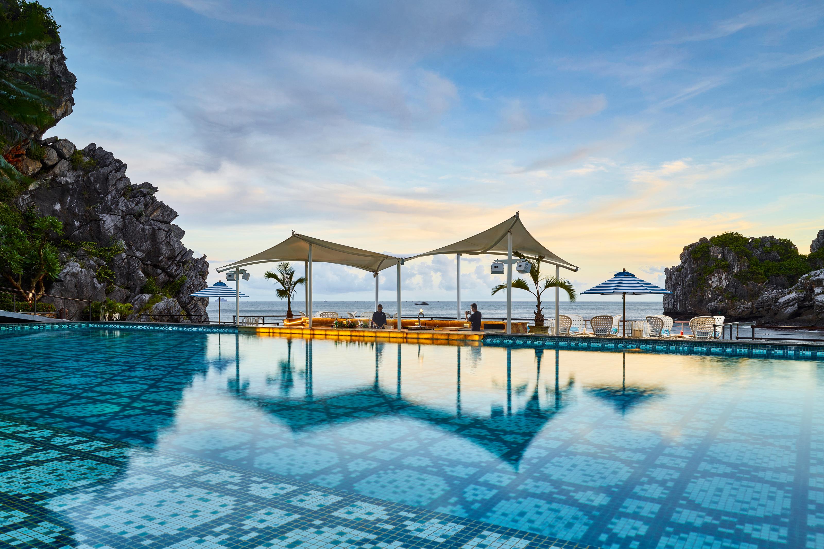 Hôtel Perle d'Orient Cat Ba - MGallery Chan Chau Exterior foto The Rock Bar at the Alila Villas Uluwatu